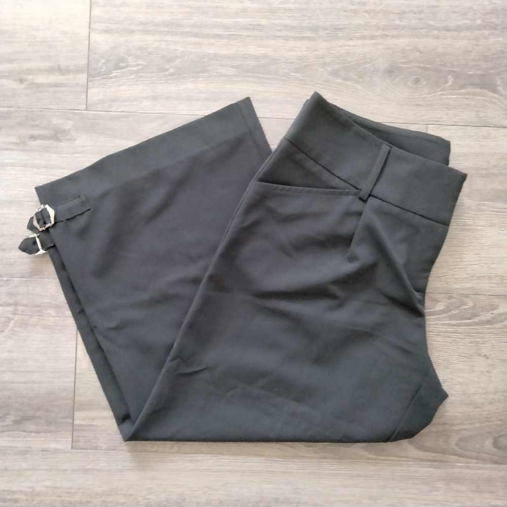 White House Black Market Black Capri Pants Size 6